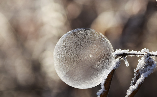 为什么雪是白色的而冰是透明的,雪花和冰的区别是什么?